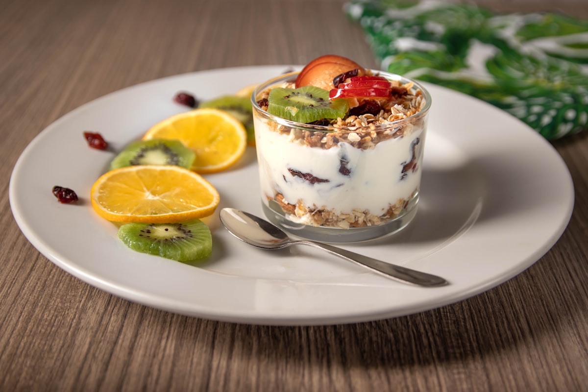 Batidos y smoothies coloridos en vasos con frutas frescas